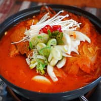돼지구찌 로고