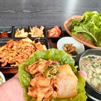 제주돌식당 로고