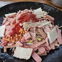 맷돌 삼겹앤부대 로고
