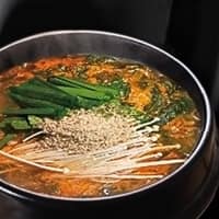신선염소탕 로고