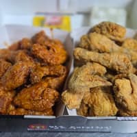 왕초두마리치킨 로고